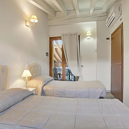 Cascina Crocelle With View And Shared Pool * Паденге-суль-Гарда