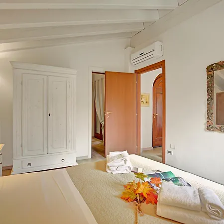Cascina Crocelle With View And Shared Pool * Паденге-суль-Гарда