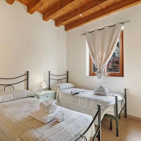 Cascina Crocelle With View And Shared Pool Фермерский дом Паденге-суль-Гарда