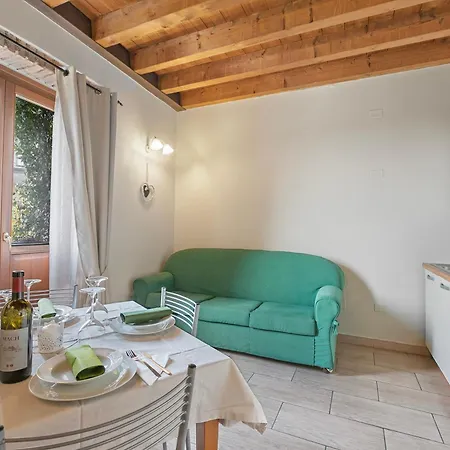 Фермерский дом Cascina Crocelle With View And Shared Pool Паденге-суль-Гарда