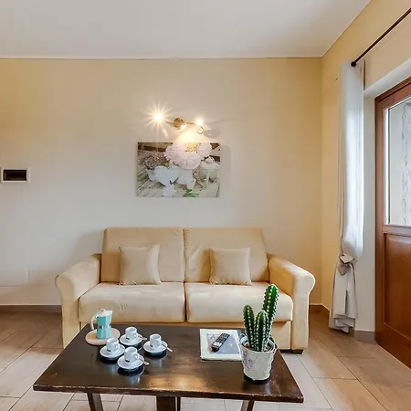 Farm stay Cascina Crocelle With View And Shared Pool Padenghe sul Garda