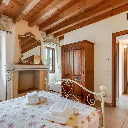 Farm stay Cascina Crocelle With View And Shared Pool Padenghe sul Garda